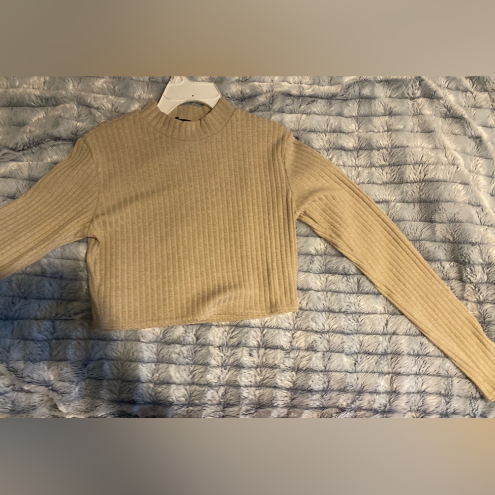 Cropped long sleeve shirt
